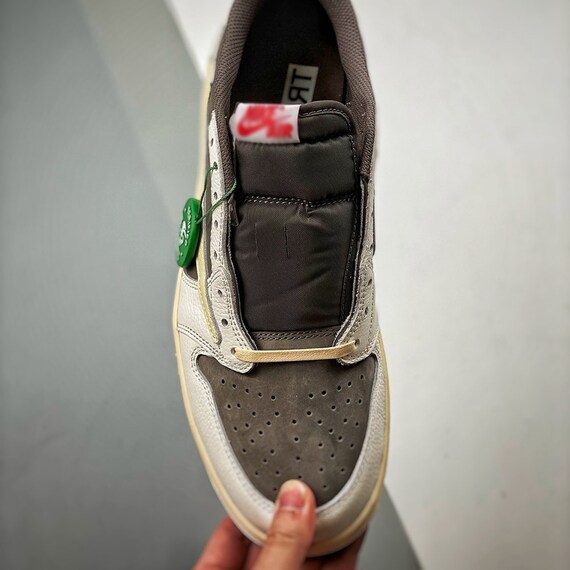 AJ1 Reverse Mocha - image 3