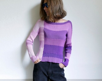 maglione a righe viola lavorato a maglia