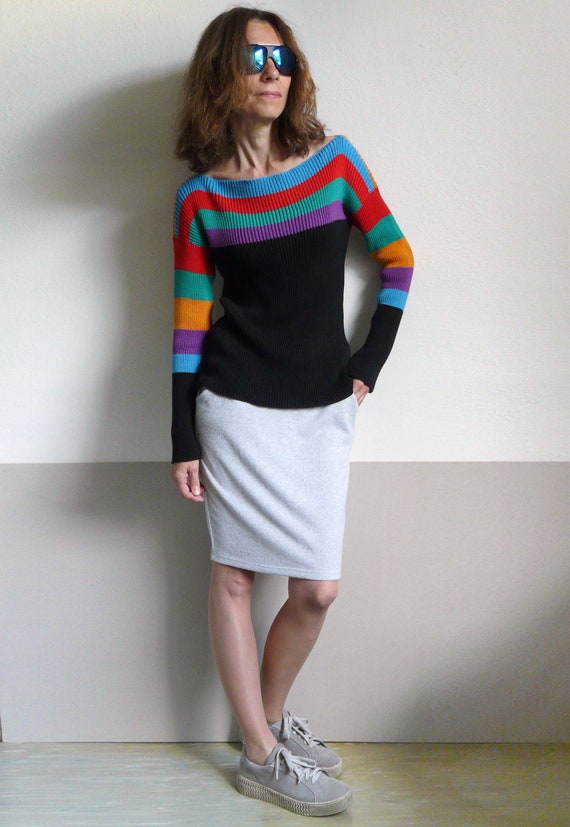 Suéter negro de punto con rayas de colores hecho a pedido