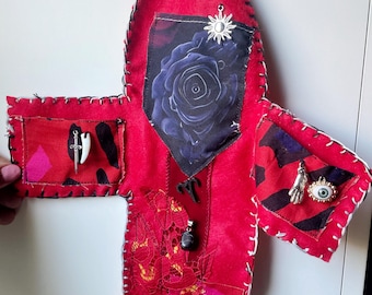 Altar de bolsillo de Ares: santuario textil hecho a mano para el coraje, el fuego y la acción.