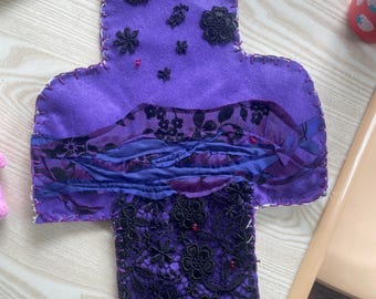 Santuario de bolsillo hecho a mano, inspirado en la diosa griega Perséfone.