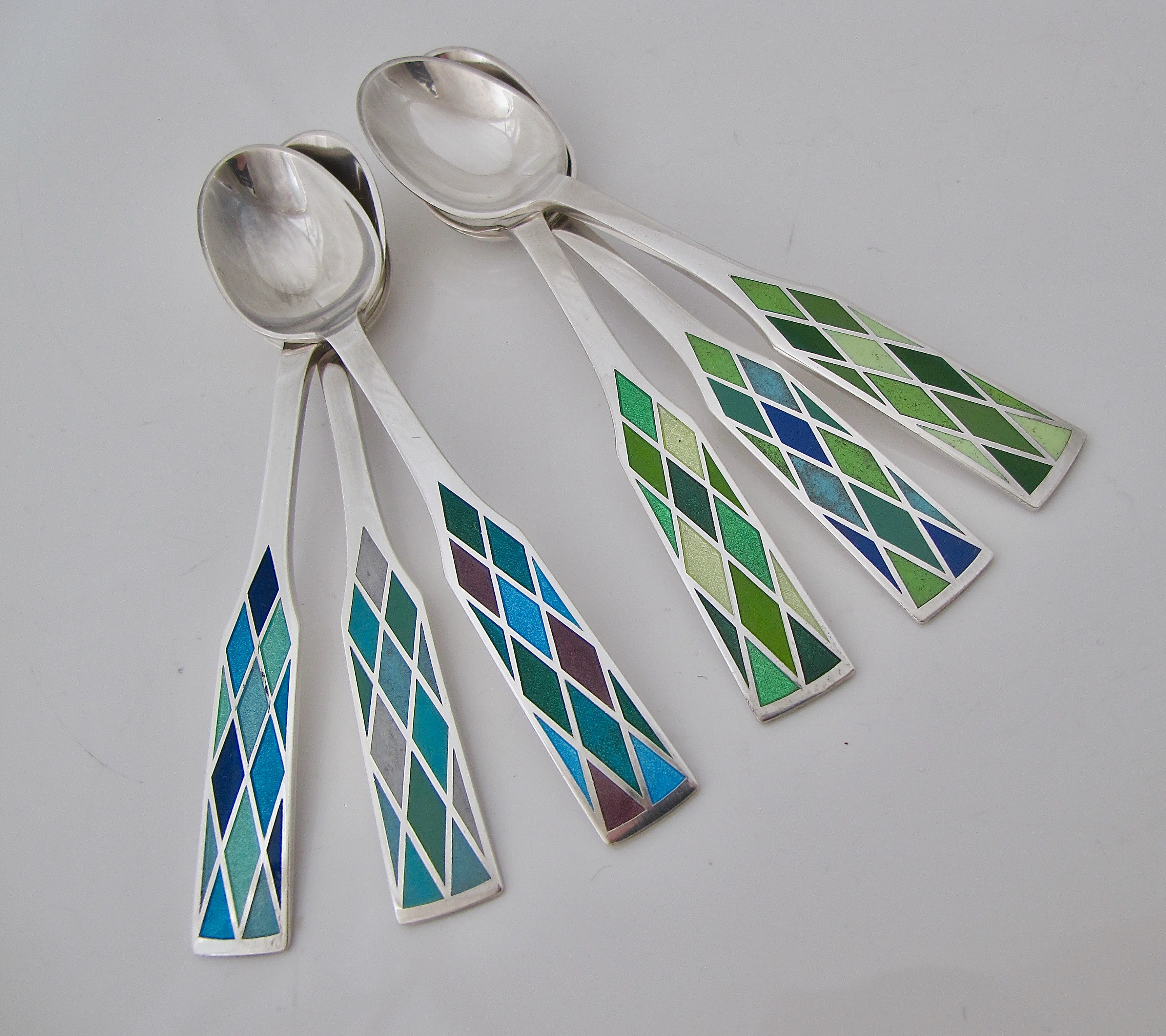 Bel ensemble de cuillères à café en argent et émail Georg Jensen vers 1960