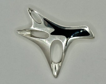 Zilveren en zwart geëmailleerde abstracte zilveren broche Henning Koppel voor Georg Jensen c1960