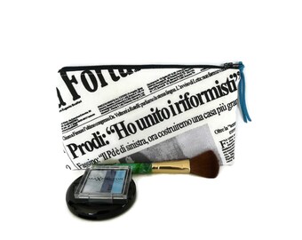 Zwart en wit etui van katoen met rits. Grafisch design met Italiaanse krantenteksten. Pennen etui. Pennen zakje. School etui. Make Up tasje.
