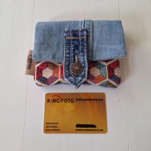 Cartera de jeans denim con gobelino de colores. Mini billetera compacta, práctica, elegante y moderna hecha de jeans reciclados.
