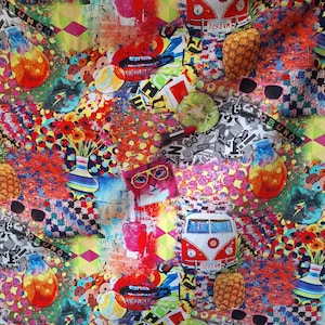 Op de afbeelding: Een witte keramische mok met een zwarte handgreep en de tekst "But First, Coffee" in een vetgedrukte, zwarte letter. De mok staat tegen een vage achtergrond, wat een gezellige setting suggereert.