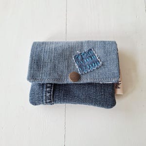 Portemonneetje van Upcycled Denim met Verstelwerk – Handgemaakt
