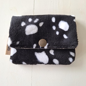 Per gli amanti dei cani: portafoglio nero con zampe di cane bianche per monete, banconote e carte. Realizzato in velboa, pelliccia artificiale.