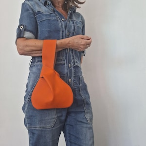 Bolso japonés con botones de piel naranja, de tamaño pequeño y práctico, para teléfono, llaves, tarjetas y otros objetos pequeños.