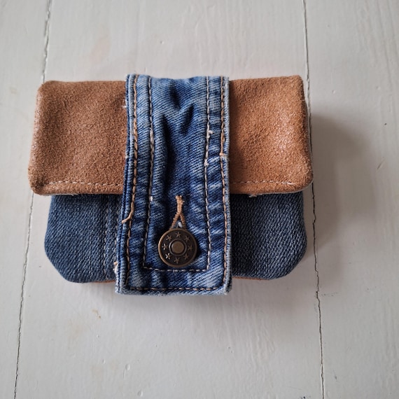 Mini billetera única, divertida y moderna hecha de jeans reciclados junto  con cuero marrón ¡Combinación súper linda! Compacto y muy