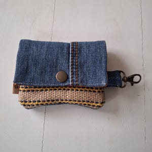 ¡Mira esta moderna cartera vaquera! Hecho a mano con vaqueros reciclados y resistentes correas de yute.