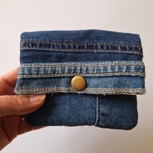 Genial mini billetera de mezclilla hecha de jeans reciclados. Cartera única y práctica, cabe fácilmente en tu bolsillo o bolso pequeño.