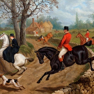 Puede incluir: Una pintura que representa a un grupo de personas a caballo cabalgando por un paisaje rural. Los jinetes visten atuendos de caza tradicionales, incluyendo chaquetas rojas y sombreros de copa. Los caballos saltan sobre un muro de piedra, y un perro corre a su lado. La escena se desarrolla en una zona boscosa con un pequeño pueblo en el fondo.