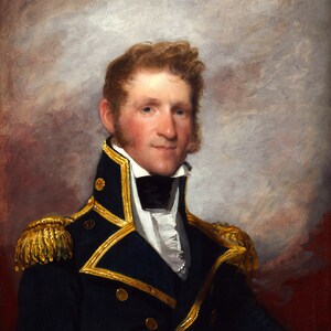 Könnte beinhalten: Ein Porträt eines Mannes in einer dunkelblauen Militäruniform mit goldenen Verzierungen. Er hat kurze braune Haare und trägt eine weiße Krawatte. Der Hintergrund ist in gedeckten Grau- und Brauntönen gehalten.