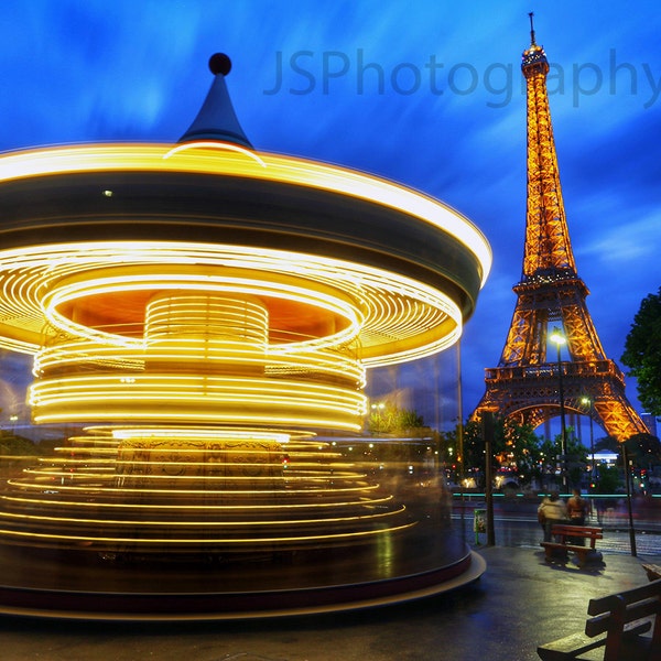 Eiffelturm Merry Go Round in Paris, Frankreich