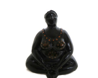 Yoga dicke Dame, Nana, schwarze Figuren, dicke Damen, Gipsfiguren, Figuren mit Punkten, bemalte Figur, Höhe 10 Zentimeter