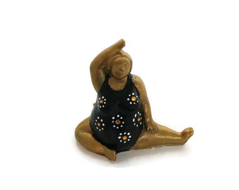 Yoga Fat Lady, Goldfigur, Nana, Gipsfiguren, bemalte Figur, schwarzer Badeanzug, Höhe 9 Zentimeter