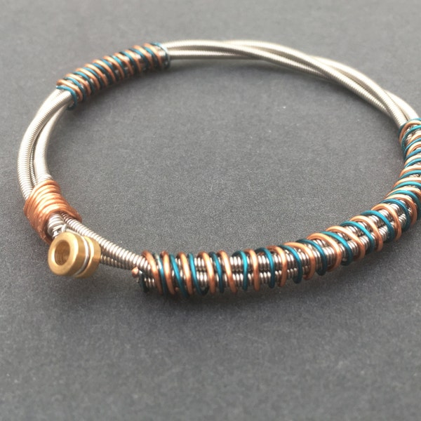 Bracciale con corde di basso riciclato, in stile con filo di rame verde mare e bronzo. Regalo unico per chitarrista unisex