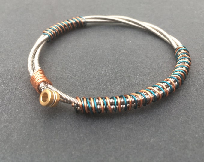 Armband aus recycelten Baßsaiten Saiten, gestaltet mit Seegrünem und Bronze Kupferdraht. Unisex Einzigartiges Gitarrist Geschenk