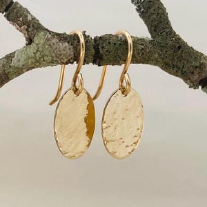 Gold Oval Disc Hammered Earrings, Dainty Gold Oval Earrings, Simple Everyday Earrings, 14k Gold Filled