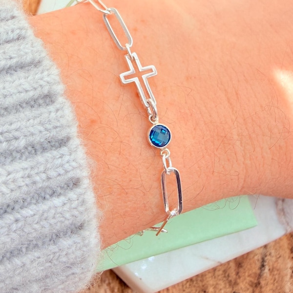 Pulsera con cruz y pequeña piedra natal, plata de ley, delicada cruz lateral.