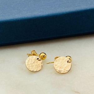 Tiny Gold Disc Hammered Earrings, Simple Gold Disc Earrings, Gold Coin Stud Earrings, Gold Circle Earrings, 14k Gold Filled Circle Earring