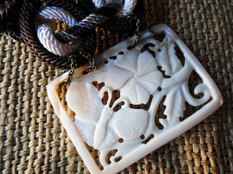 From 45 to 40 eur !!!!!!! LAST PRICE Fabulous philippine vintage mop carved pendant