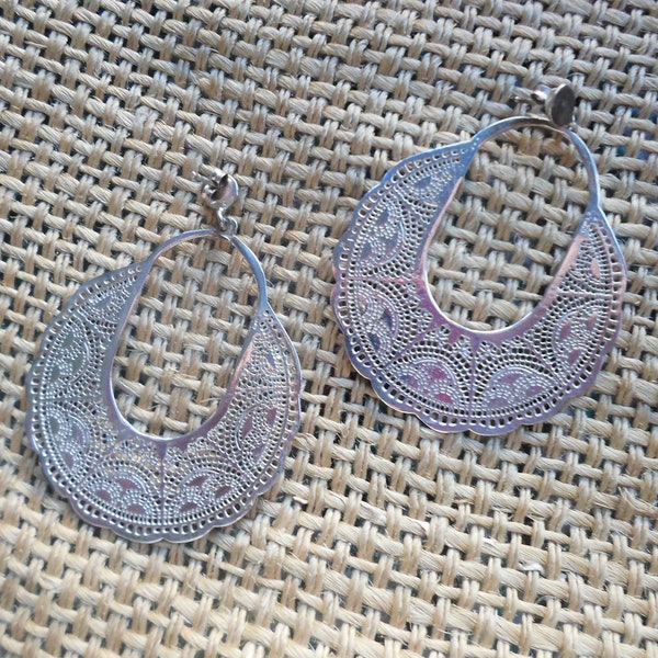 Thailand sterling silver exotic filigrana earrings, carved in both sides