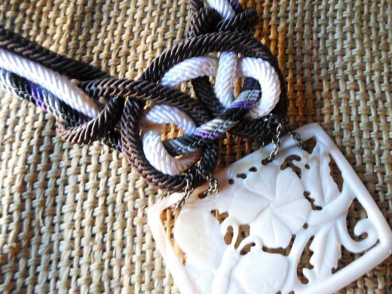 From 45 to 40 eur !!!!!!! LAST PRICE Fabulous philippine vintage mop carved pendant