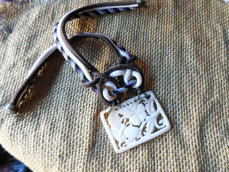 From 45 to 40 eur !!!!!!! LAST PRICE Fabulous philippine vintage mop carved pendant