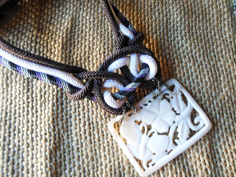 From 45 to 40 eur !!!!!!! LAST PRICE Fabulous philippine vintage mop carved pendant