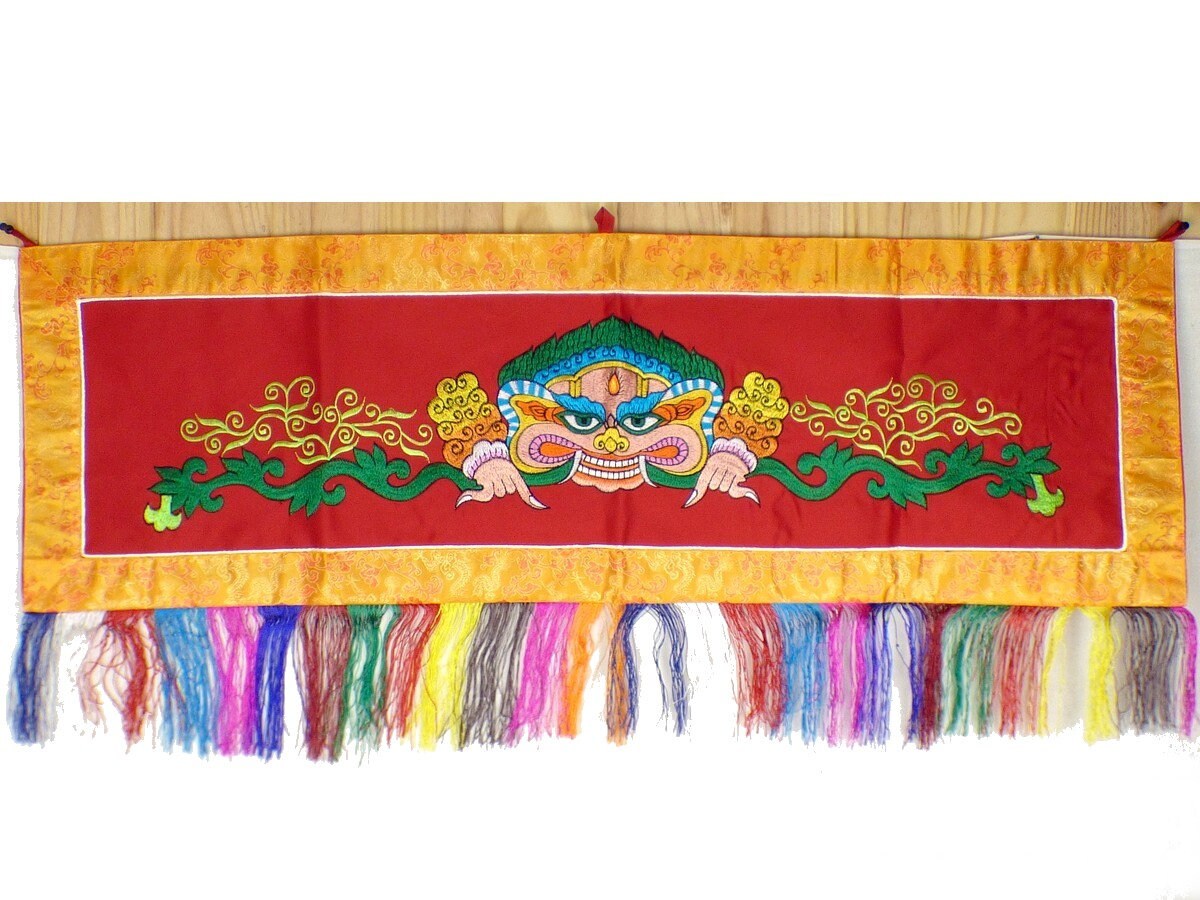 Tenture Tibetaine Bouddhiste Mahakala Rouge Fond Jaune en Coton Brodé, Tenture Bouddhiste, Gardien D