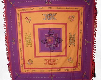 Tibetische Tischdecke, dicke Baumwolle, bestickt mit buddhistischen Symbolen, 150 x 150 cm, hergestellt in Nepal - NTK7