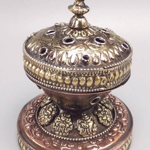 BOEDDHISTISCHE WIEROOKBRANDER 6 koperen en metalen wierook, 4061