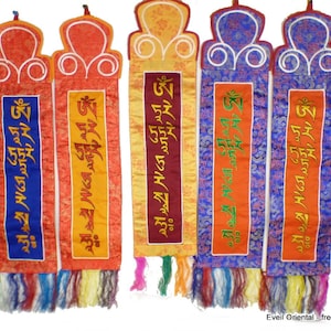 Tibetaanse boeddhistische Tara-mantra hangt in verschillende kleuren, MANTA1