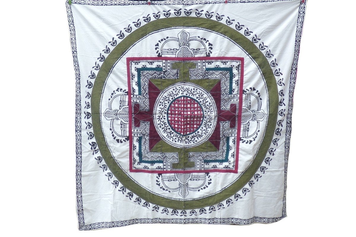 Nappe Tibetaine Bouddhiste Kalachakra Écrue Rouge Bleu Brodée Main 150 X cm, Ntk6