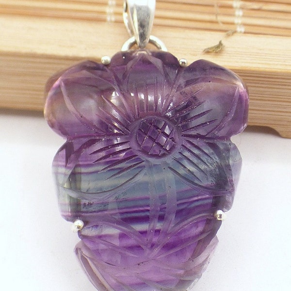 Pendentif Fluorite arc-en-ciel sculptée forme fleur, rv27.3