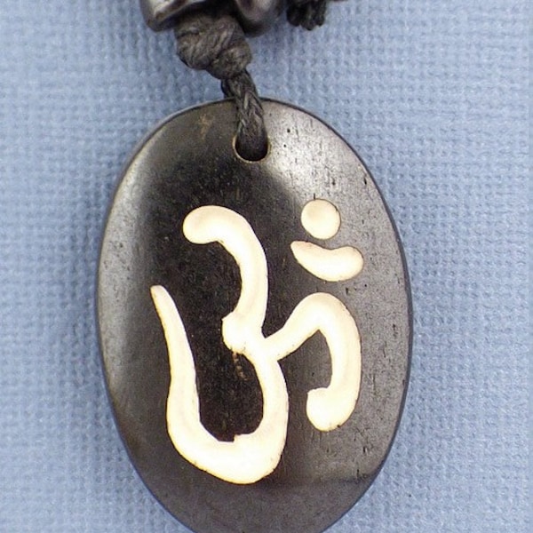 Collier tibétain bouddhiste gravé du Om, collier ethnique os de yack, wn32