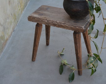 Taburete primitivo hecho a mano - Asiento de granja rústico - Banco de madera rústico - Taburete de ordeño de granja - Soporte para macetas.