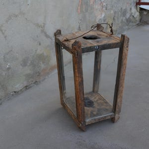 Linterna antigua - Linterna de vidrio vintage con vela en el medio - Candelabro - Lámpara antigua de madera colgante - Decoración de casa de campo.