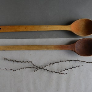 Holzlöffel - 2er Set - Ukrainischer Vintage - Anfang des Jahrhunderts - Ländlicher Stil - Rustikale Wohnkultur - Ära 30x