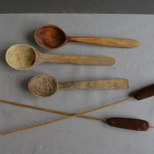 Holzlöffel - 2er Set - Ukrainischer Vintage - Anfang des Jahrhunderts - Ländlicher Stil - Rustikale Wohnkultur - Ära 30x