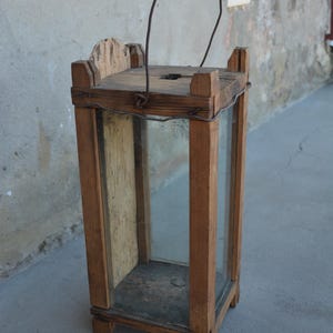 Linterna antigua - Linterna de vidrio vintage con vela en el medio - Candelabro - Lámpara antigua de madera colgante - Decoración de casa de campo.