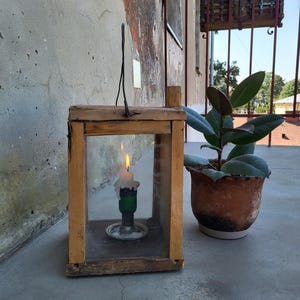 Linterna antigua - Linterna de vidrio vintage con vela en el medio - Candelabro - Lámpara antigua de madera colgante - Decoración de casa de campo.