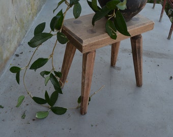 Taburete primitivo hecho a mano - Asiento de granja rústico - Banco de madera rústico - Taburete de ordeño de granja - Soporte de maceta.