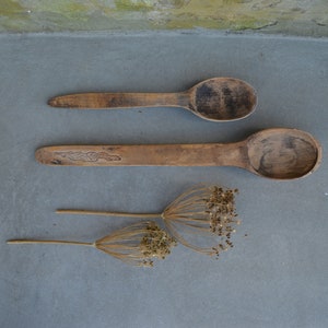 Holzlöffel - 2er Set - Ukrainischer Vintage - Anfang des Jahrhunderts - Ländlicher Stil - Rustikale Wohnkultur - Ära 30x