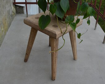 Taburete primitivo hecho a mano - Asiento de granja rústico - Banco de madera rústico - Taburete de ordeño de granja - Soporte para macetas.