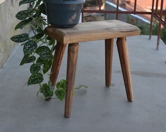 Taburete primitivo hecho a mano - Asiento de granja rústico - Banco de madera rústico - Taburete de ordeño de granja - Soporte para macetas.