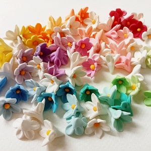 12 FLEURS PASTEL, 1,5 cm, fleur de porcelaine froide, cabochon de petite fleur, fleur de printemps faite main, fleur d'argile faite main, fleur de printemps