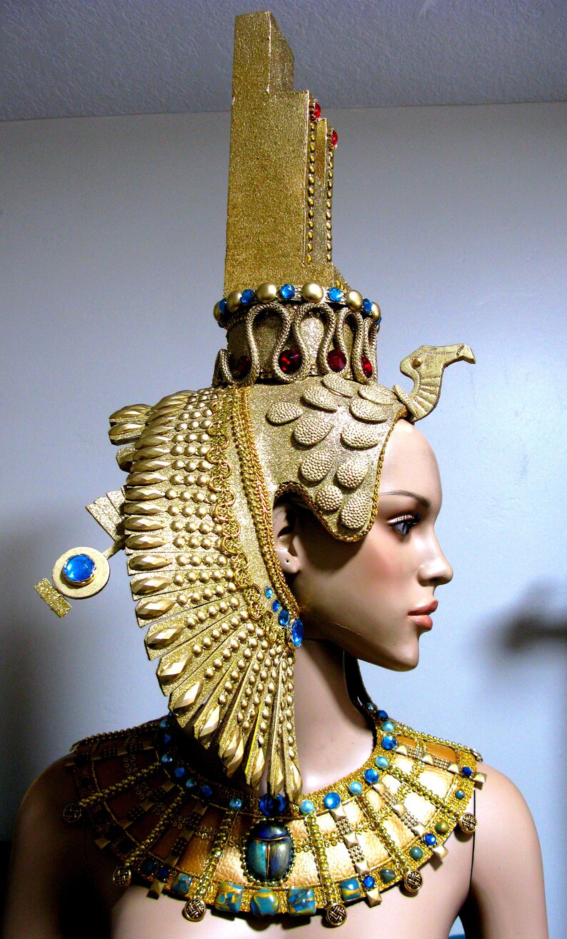 Головные уборы египтян мужские. Корона египтянки. Диадема клеопатры. Египетская царица клеопатра. Головные уборы египет клеопатра.
